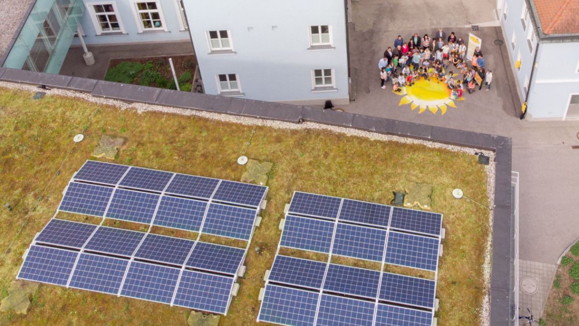 Photovoltaik am Dach der Volkschule-c-Erwin Hayden-Hohmann