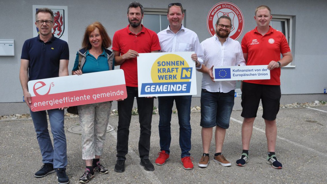 Die Marktgemeinde Böheimkirchen errichtet eine PV-Anlage auf dem Dach des Sportvereins SV Würth mit Bürgerbeteiligung. Am Foto sieht man Personen aus der Gemeinde und der Energie- und Umweltagentur NÖ.