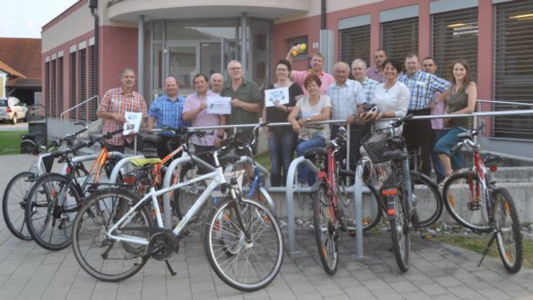 Personen mit Fahrädern -c- Gemeinde Warth
