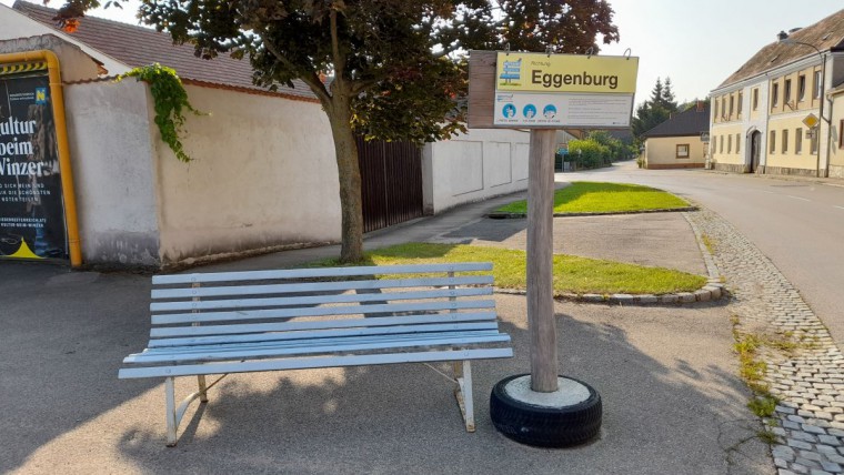 Bank mit Tafel c-Marktgemeinde Sigmundsherberg